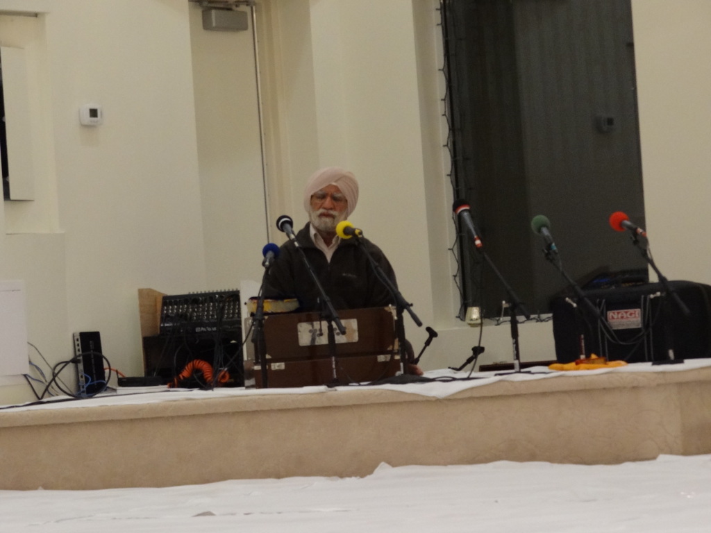 the guru (priest) reciting the prayer