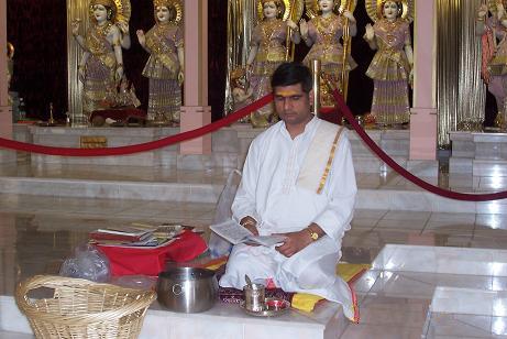 priest at Rajdhani Mandir